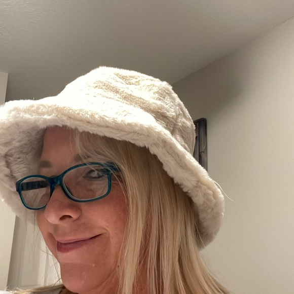 Ivory so soft plush bucket hat - Picture 5 of 5